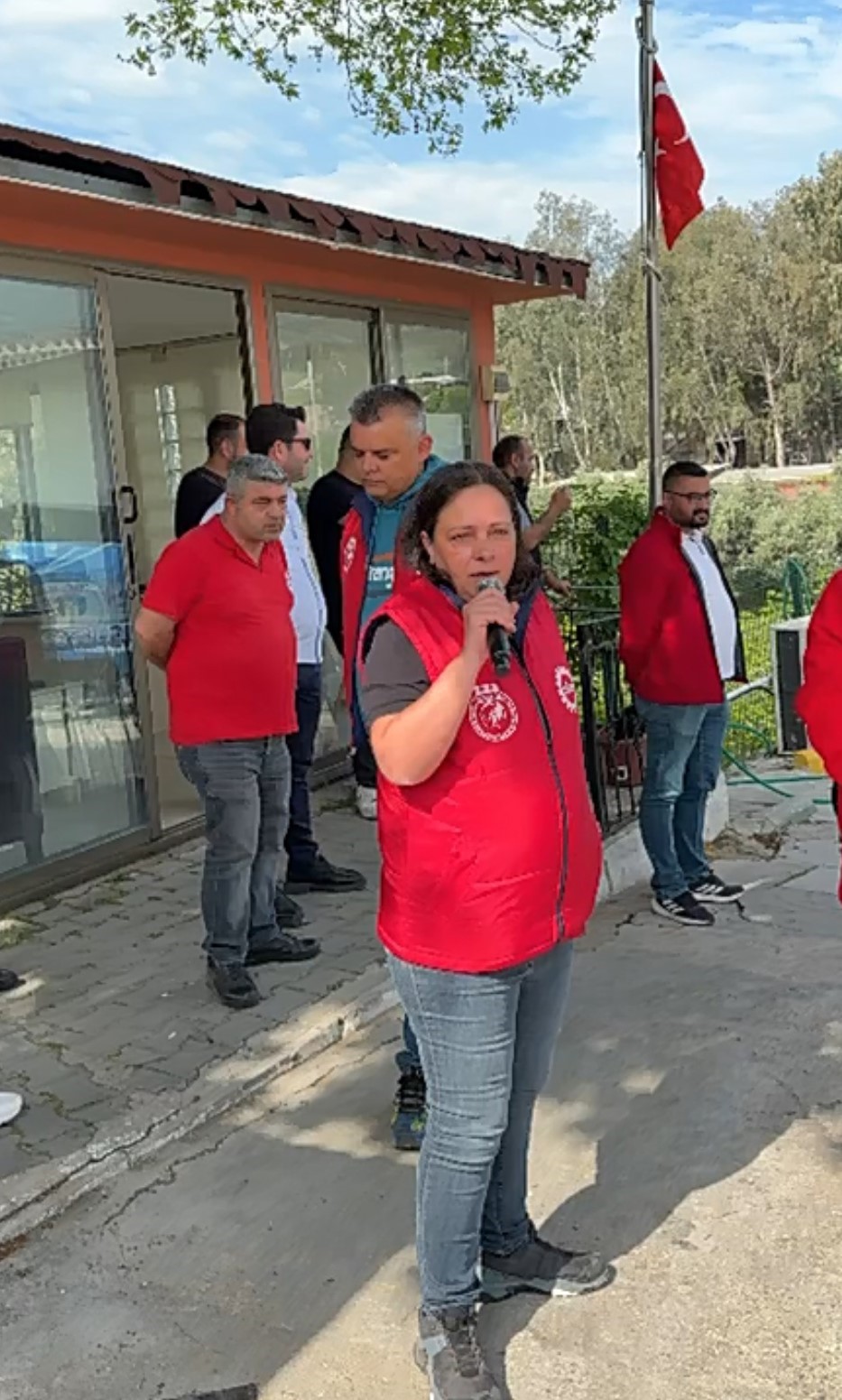 Maaş alamayan Karşıyaka Belediyesi işçilerinden Başkan İşçimenler’e tepki
