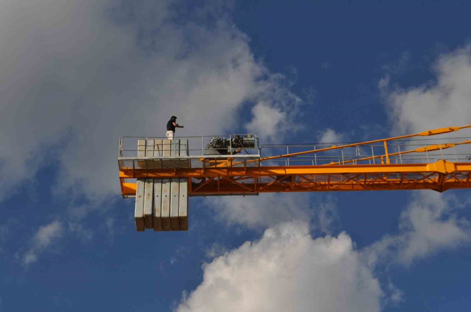Maaşını alamayınca vincin tepesine çıktı, banka hesabına yatan parayı teyit edip indi
