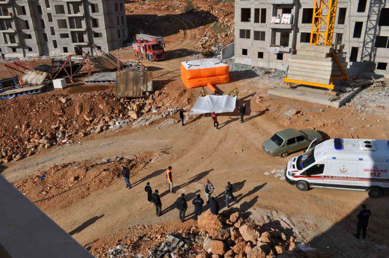 Maaşını alamayınca vincin tepesine çıktı, banka hesabına yatan parayı teyit edip indi
