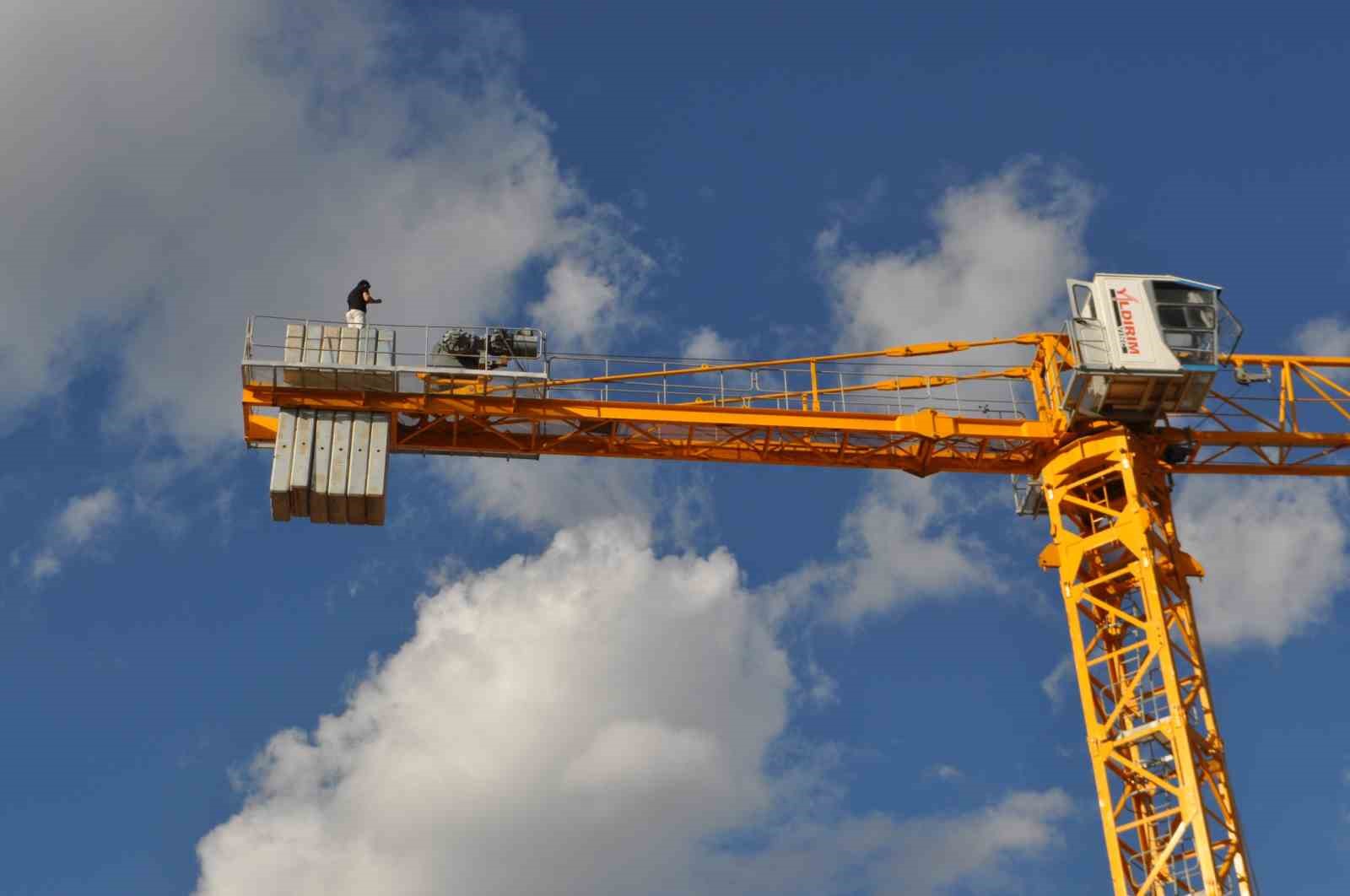 Maaşını alamayınca vincin tepesine çıktı, banka hesabına yatan parayı teyit edip indi
