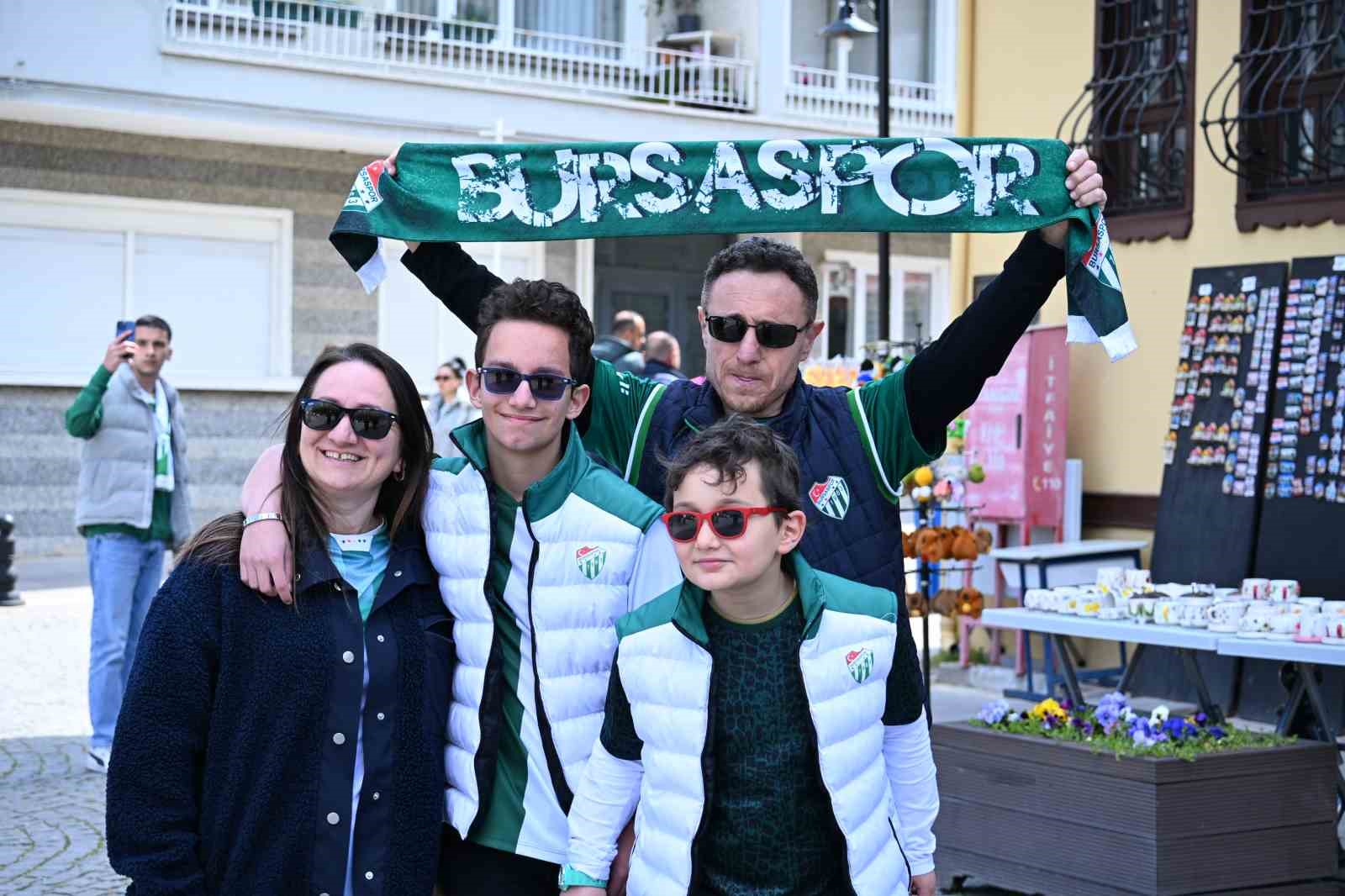Maç için Eskişehir’e gelen Bursaspor taraftarı, kentin turistik yerlerine akın etti
Maç için Eskişehir’e gelen Bursaspor taraftarı, kentin turistik yerlerine akın etti