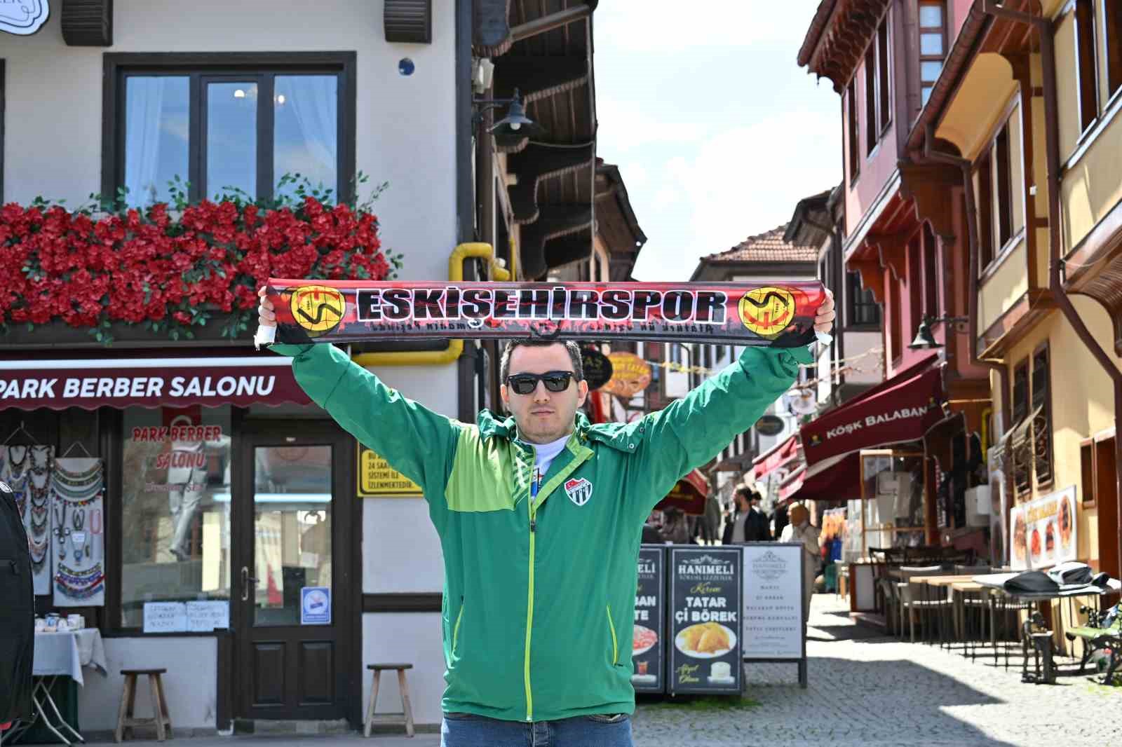 Maç için Eskişehir’e gelen Bursaspor taraftarı, kentin turistik yerlerine akın etti
Maç için Eskişehir’e gelen Bursaspor taraftarı, kentin turistik yerlerine akın etti