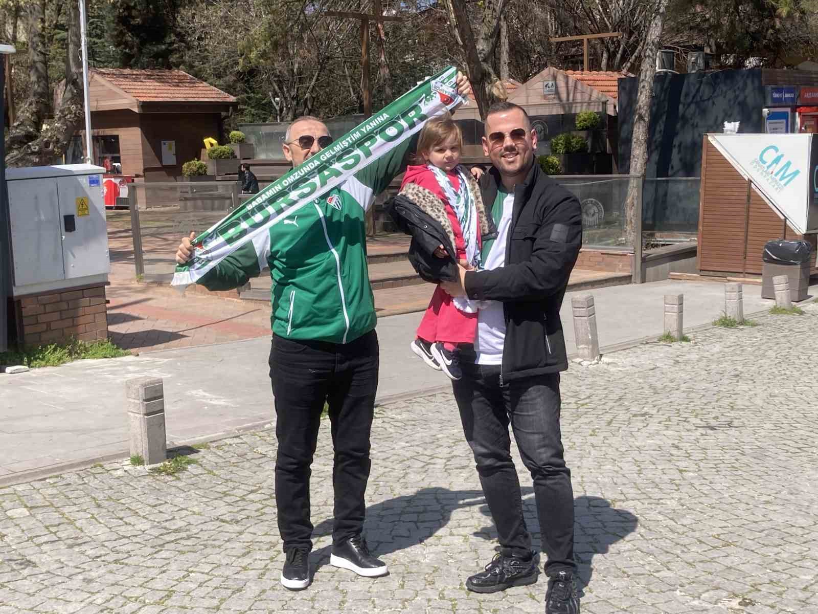 Maç için Eskişehir’e gelen Bursaspor taraftarı, kentin turistik yerlerine akın etti
Maç için Eskişehir’e gelen Bursaspor taraftarı, kentin turistik yerlerine akın etti
