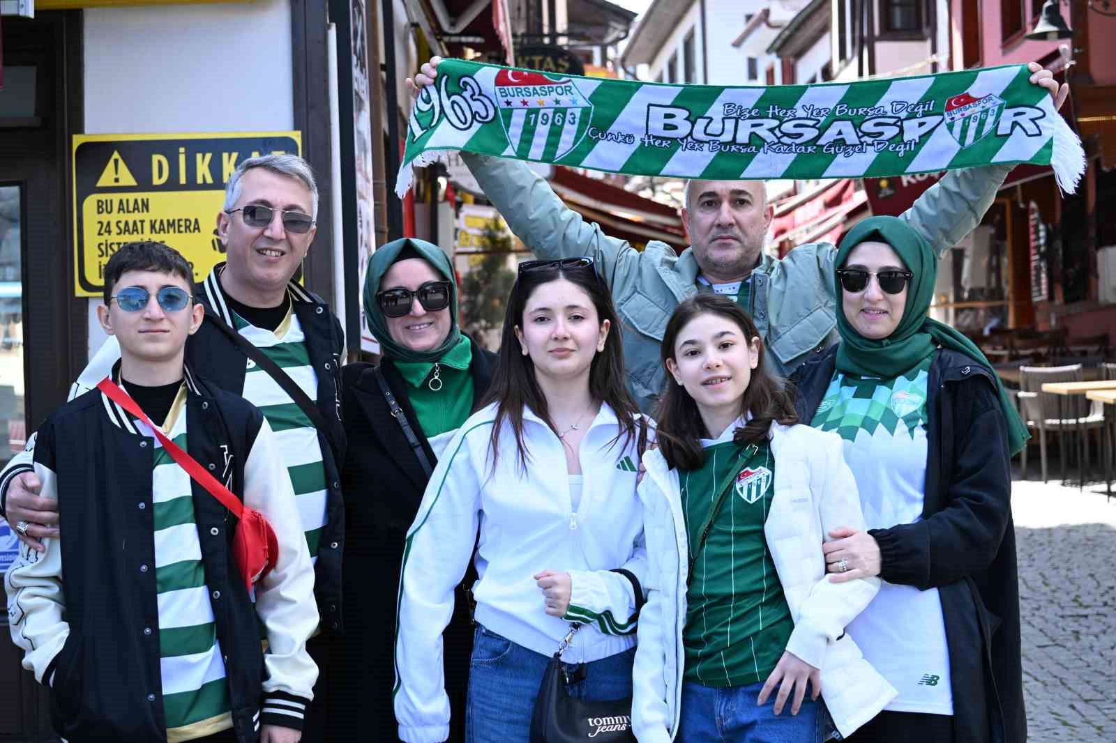 Maç için Eskişehir’e gelen Bursaspor taraftarı, kentin turistik yerlerine akın etti
Maç için Eskişehir’e gelen Bursaspor taraftarı, kentin turistik yerlerine akın etti