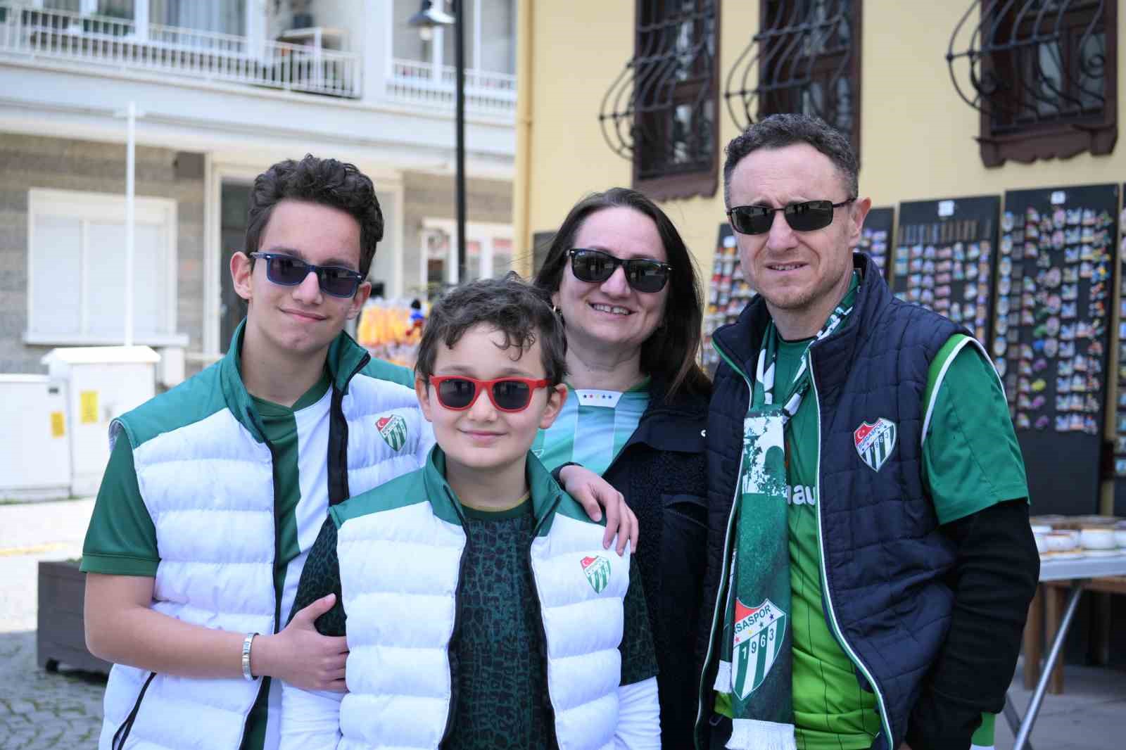 Maç için Eskişehir’e gelen Bursaspor taraftarı, kentin turistik yerlerine akın etti
Maç için Eskişehir’e gelen Bursaspor taraftarı, kentin turistik yerlerine akın etti