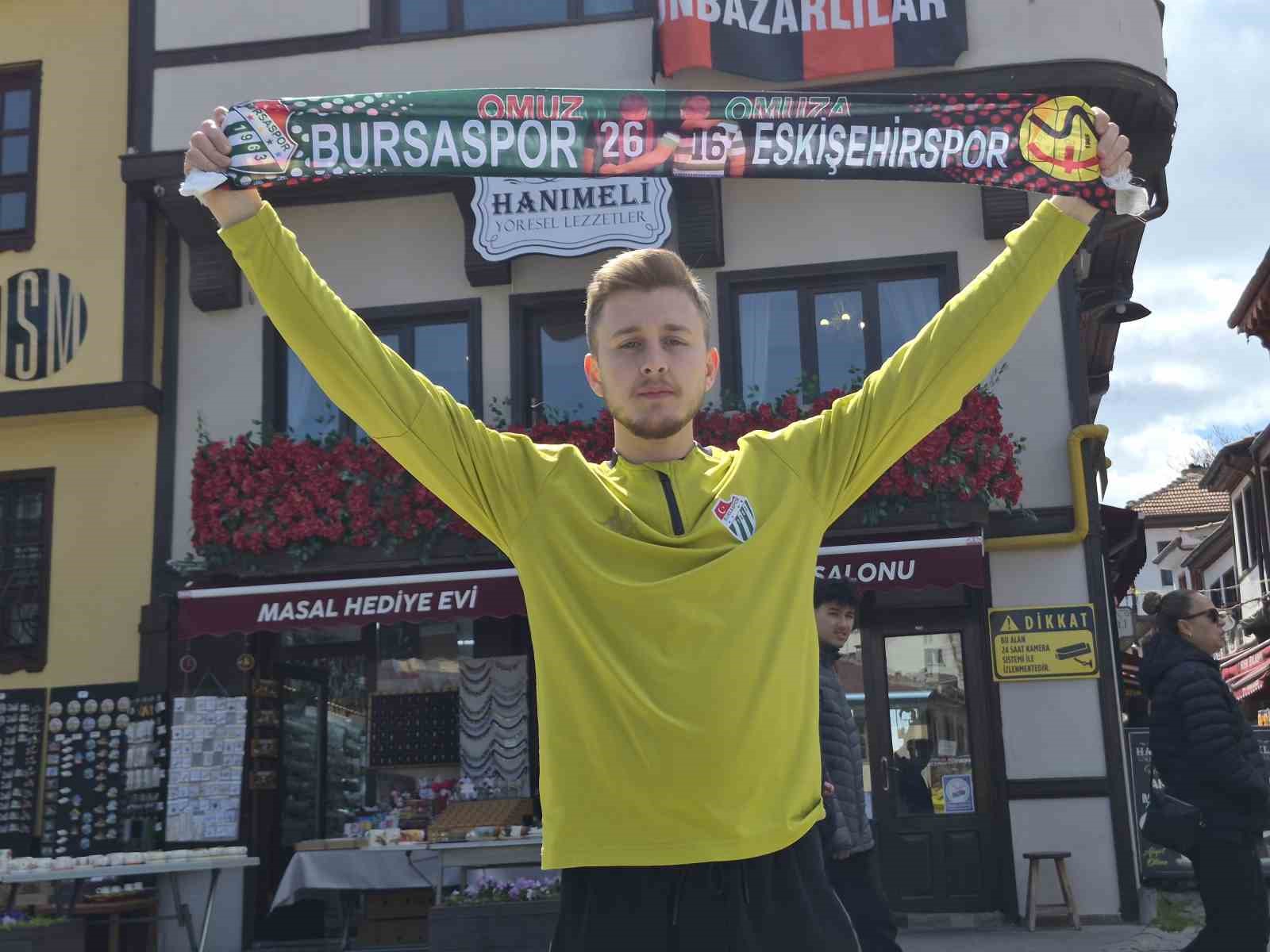 Maç için Eskişehir’e gelen Bursaspor taraftarı, kentin turistik yerlerine akın etti
Maç için Eskişehir’e gelen Bursaspor taraftarı, kentin turistik yerlerine akın etti