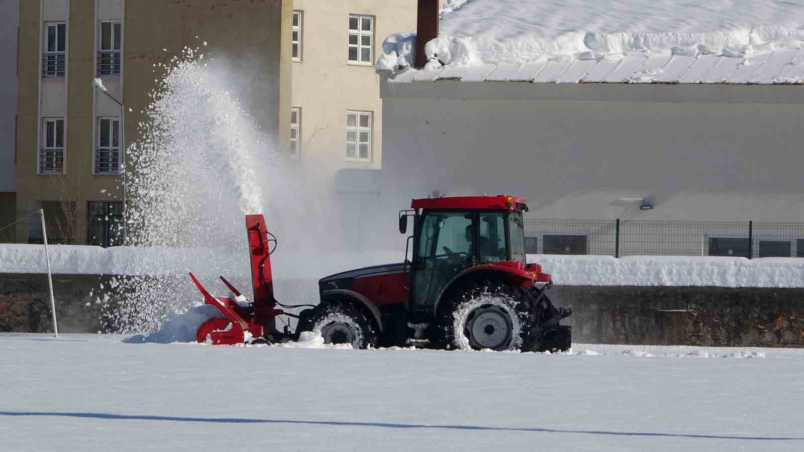 Maç öncesi saha kardan temizlendi
