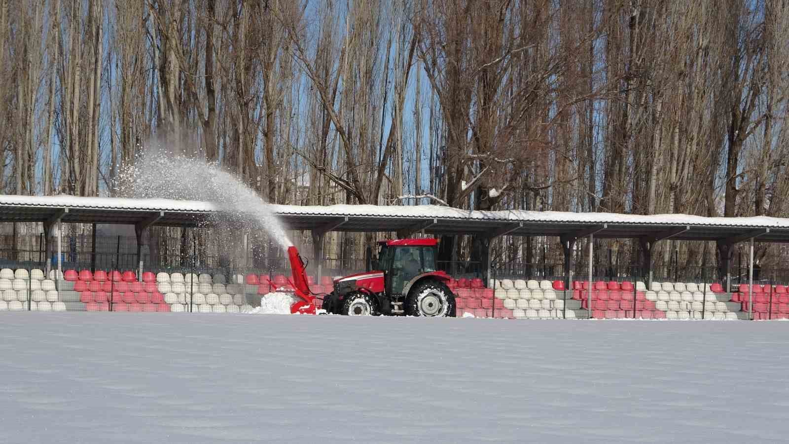 Maç öncesi saha kardan temizlendi
