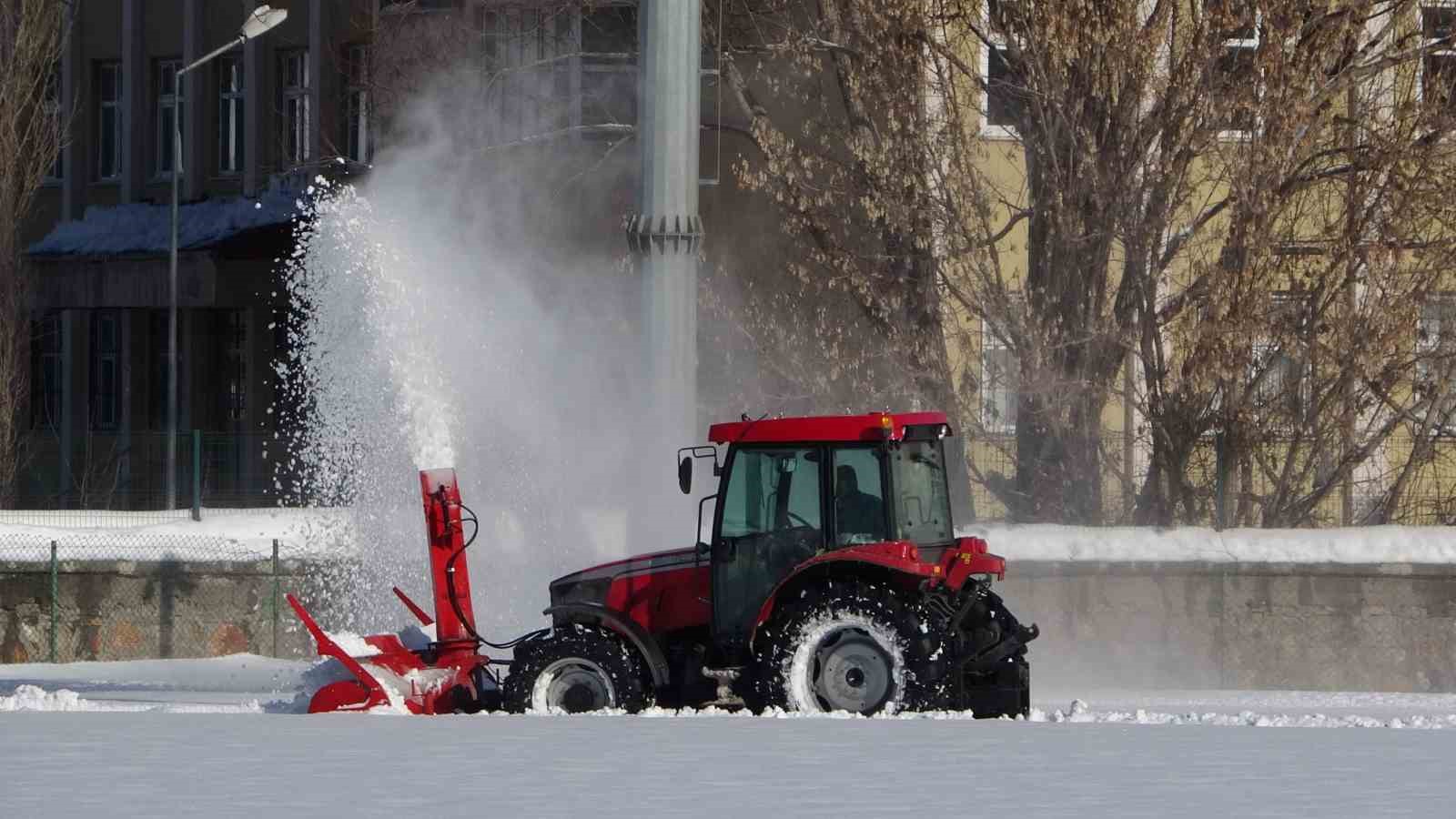 Maç öncesi saha kardan temizlendi
