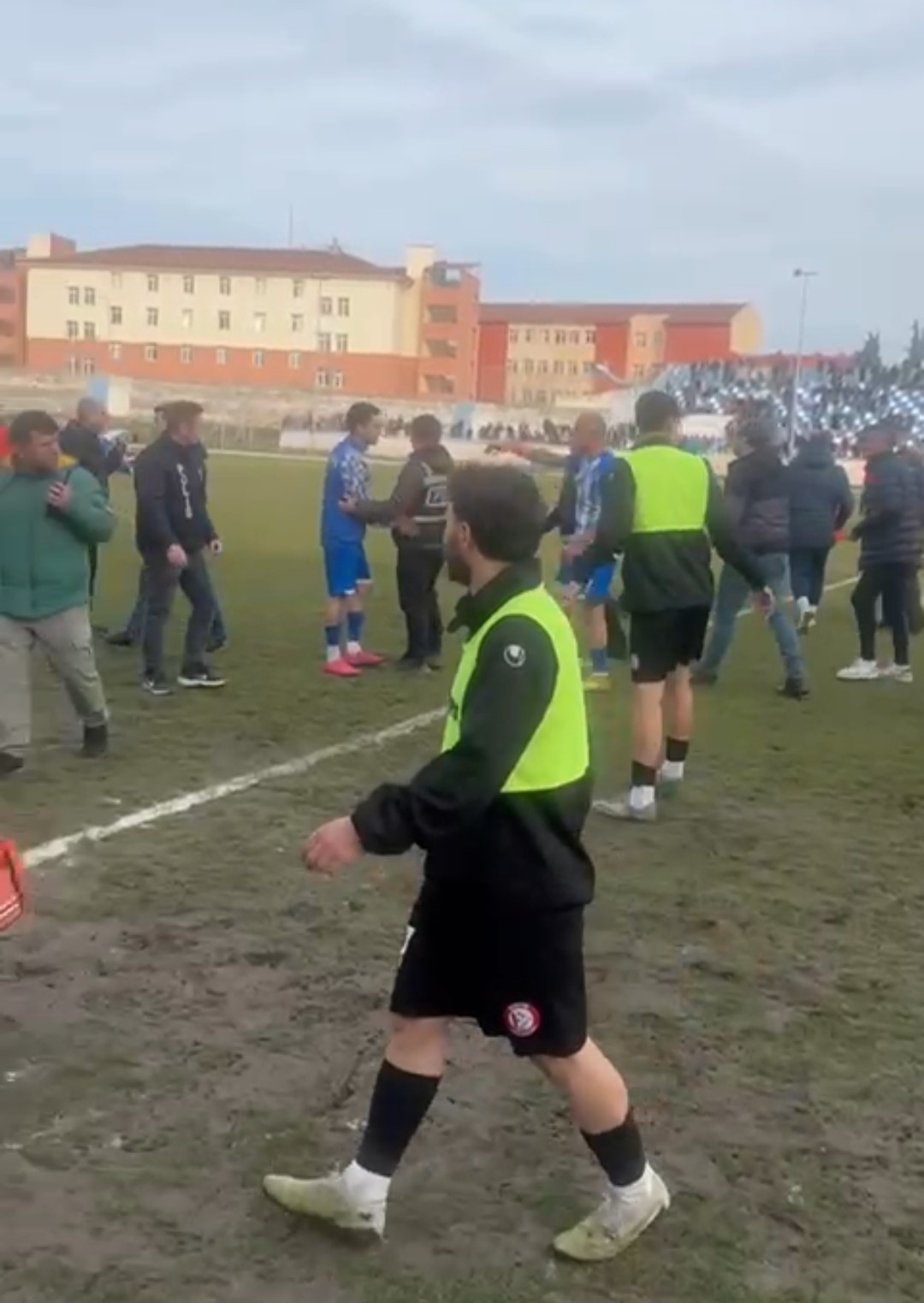 Maç sonu saha karıştı: 3 futbolcu yaralandı
