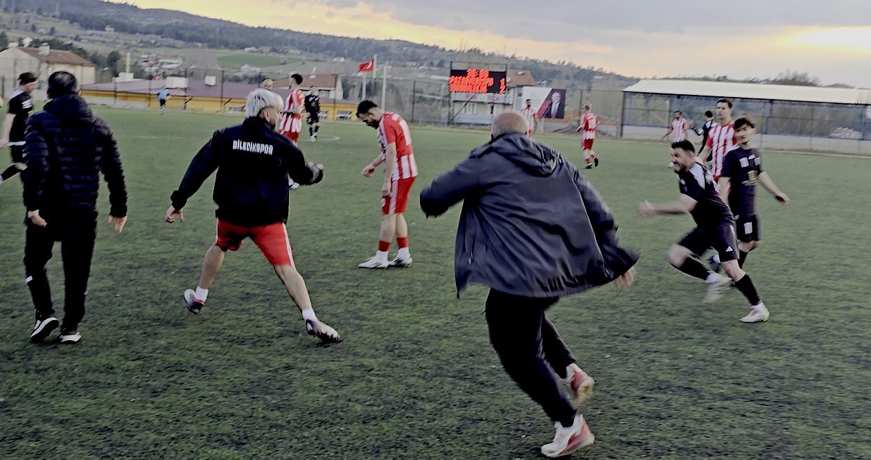 Maç sonunda saha içi bir anda ringe döndü
