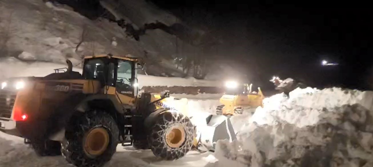 Macahel Geçidi’nde karla mücadele 10 gündür gece gündüz sürüyor
Macahel Geçidi’nde karla mücadele 10 gündür gece gündüz sürüyor