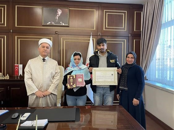 Macar kadın Kur’an-ı Kerim’den etkilenerek Müslüman oldu
Macar kadın Kur’an-ı Kerim’den etkilenerek Müslüman oldu