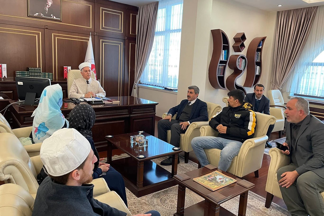 Macar kadın Kur’an-ı Kerim’den etkilenerek Müslüman oldu
Macar kadın Kur’an-ı Kerim’den etkilenerek Müslüman oldu