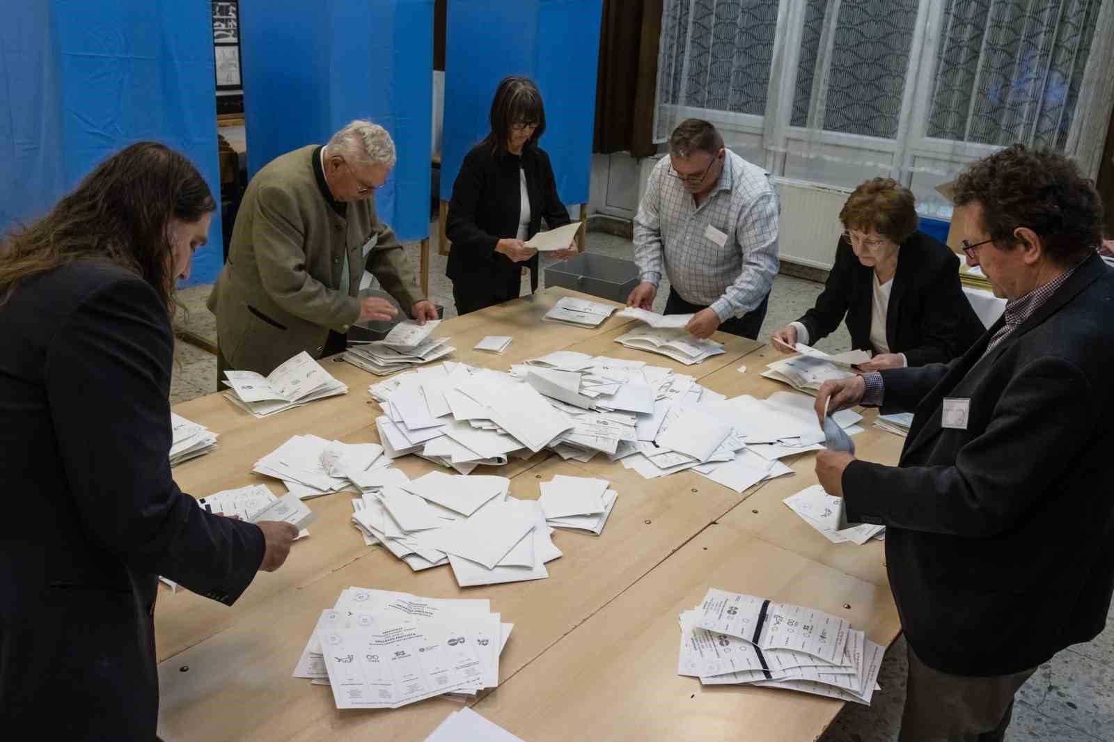 Macaristan’da ilk sonuçlara göre seçimi muhalefet lideri Peter Magyar kazandı
