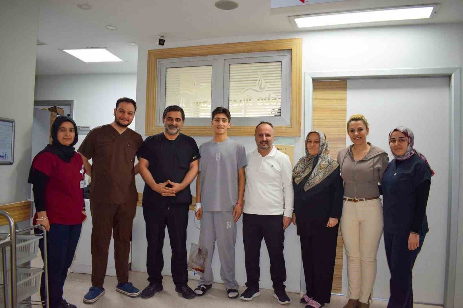 Maçta kaleciyle çarpışan genç futbolcunun böbreği parçalandı, ameliyatla hayatı kurtuldu
