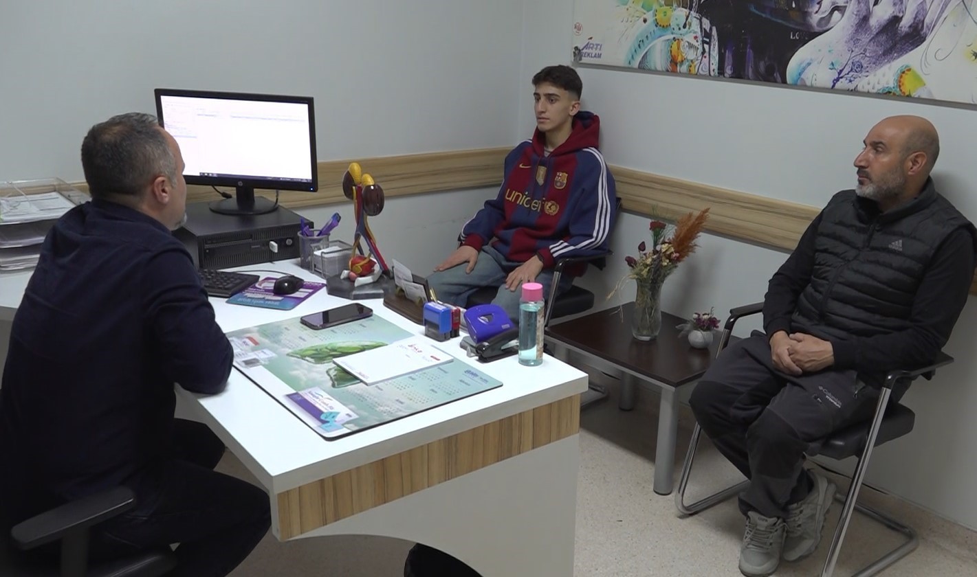 Maçta kaleciyle çarpışan genç futbolcunun böbreği parçalandı, ameliyatla hayatı kurtuldu
