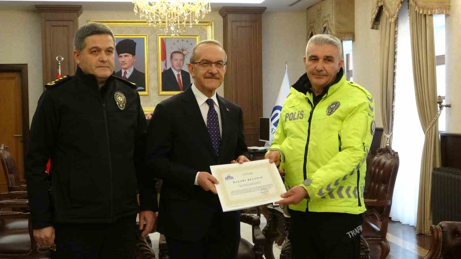 Maçta üşüyen çocuğa çorabını veren polis memuru ödüllendirildi
