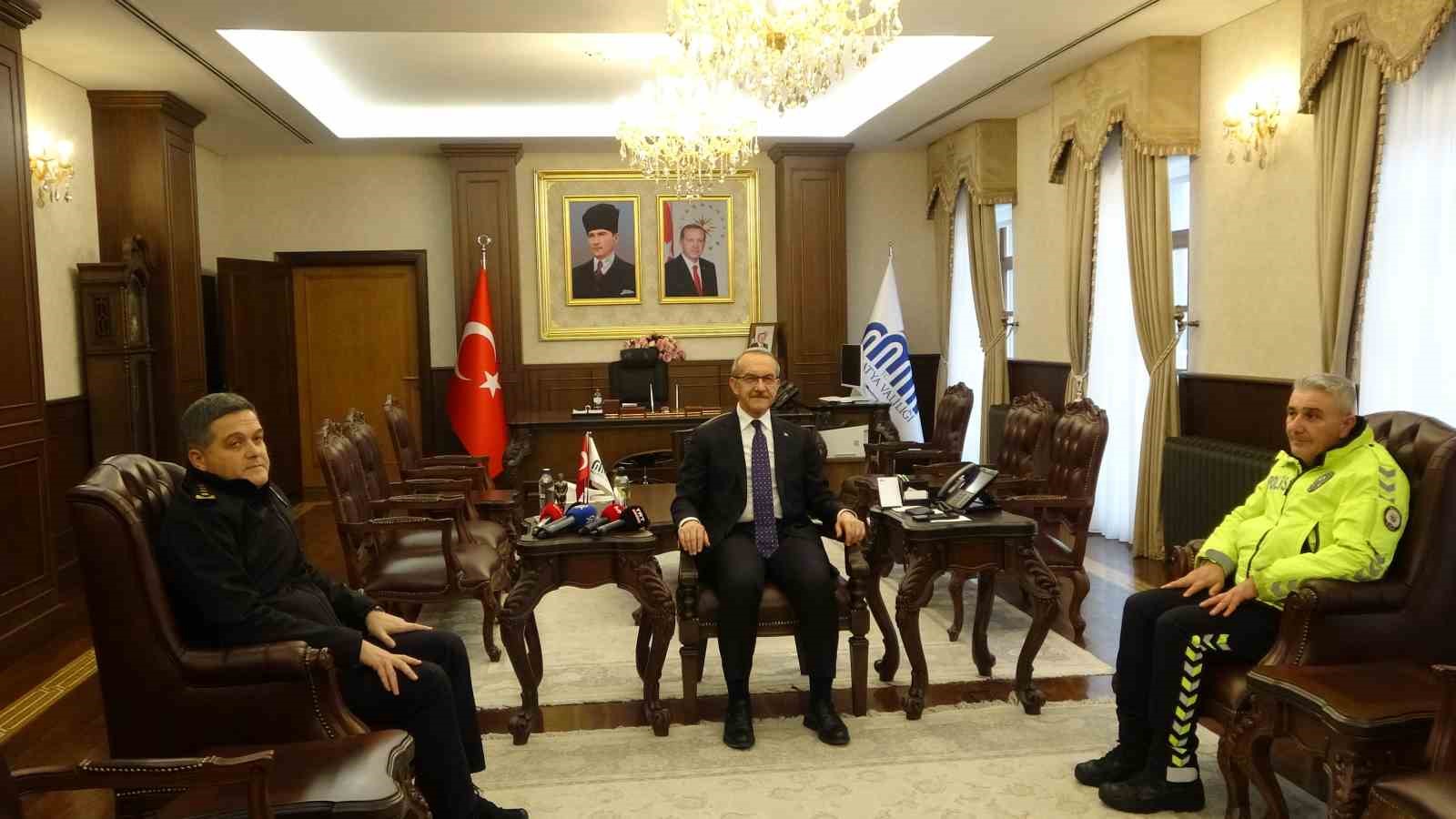 Maçta üşüyen çocuğa çorabını veren polis memuru ödüllendirildi

