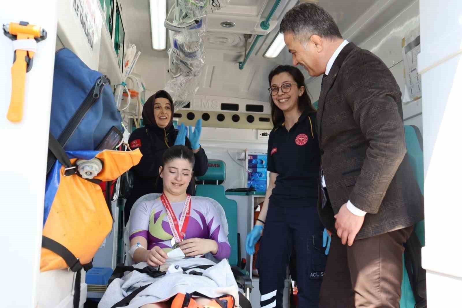 Madalyasını ambulansta aldı
