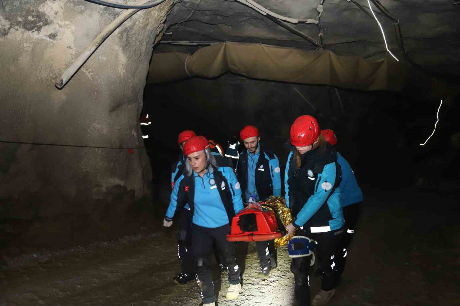 Maden ocağındaki göçük tatbikatı gerçeği aratmadı
Maden ocağındaki göçük tatbikatı gerçeği aratmadı