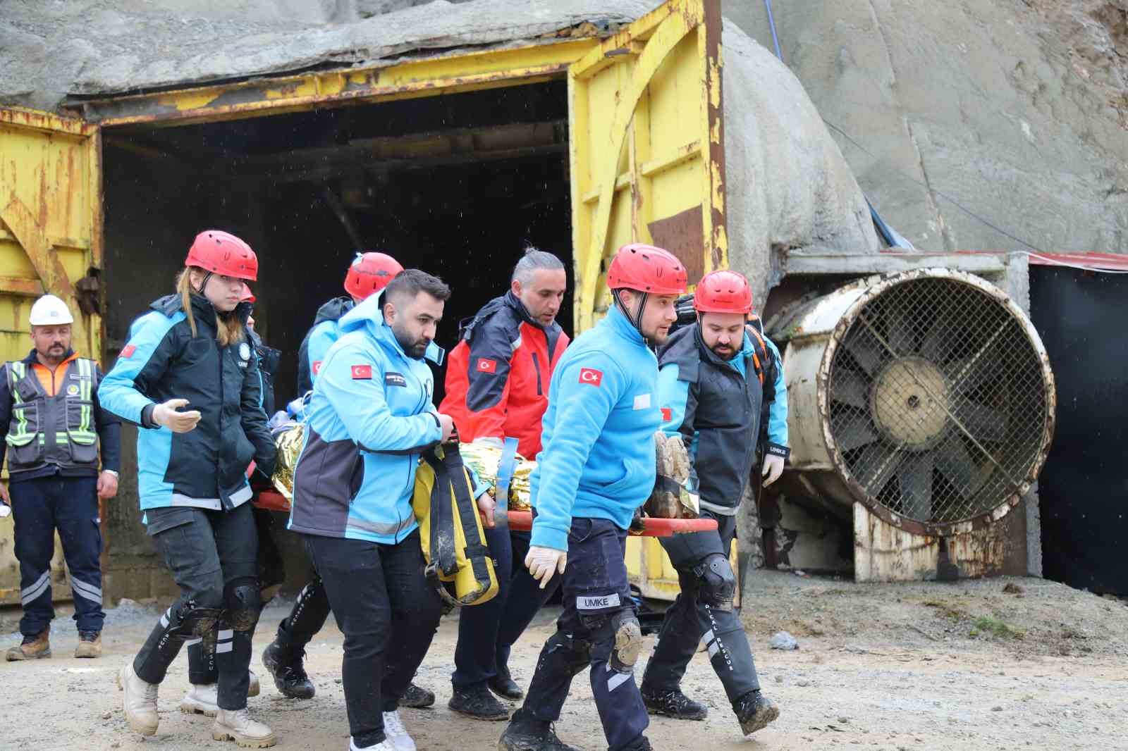 Maden ocağındaki göçük tatbikatı gerçeği aratmadı
Maden ocağındaki göçük tatbikatı gerçeği aratmadı