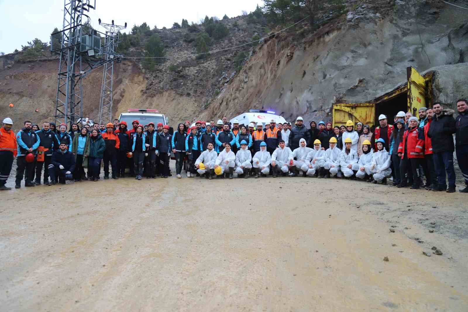 Maden ocağındaki göçük tatbikatı gerçeği aratmadı
Maden ocağındaki göçük tatbikatı gerçeği aratmadı