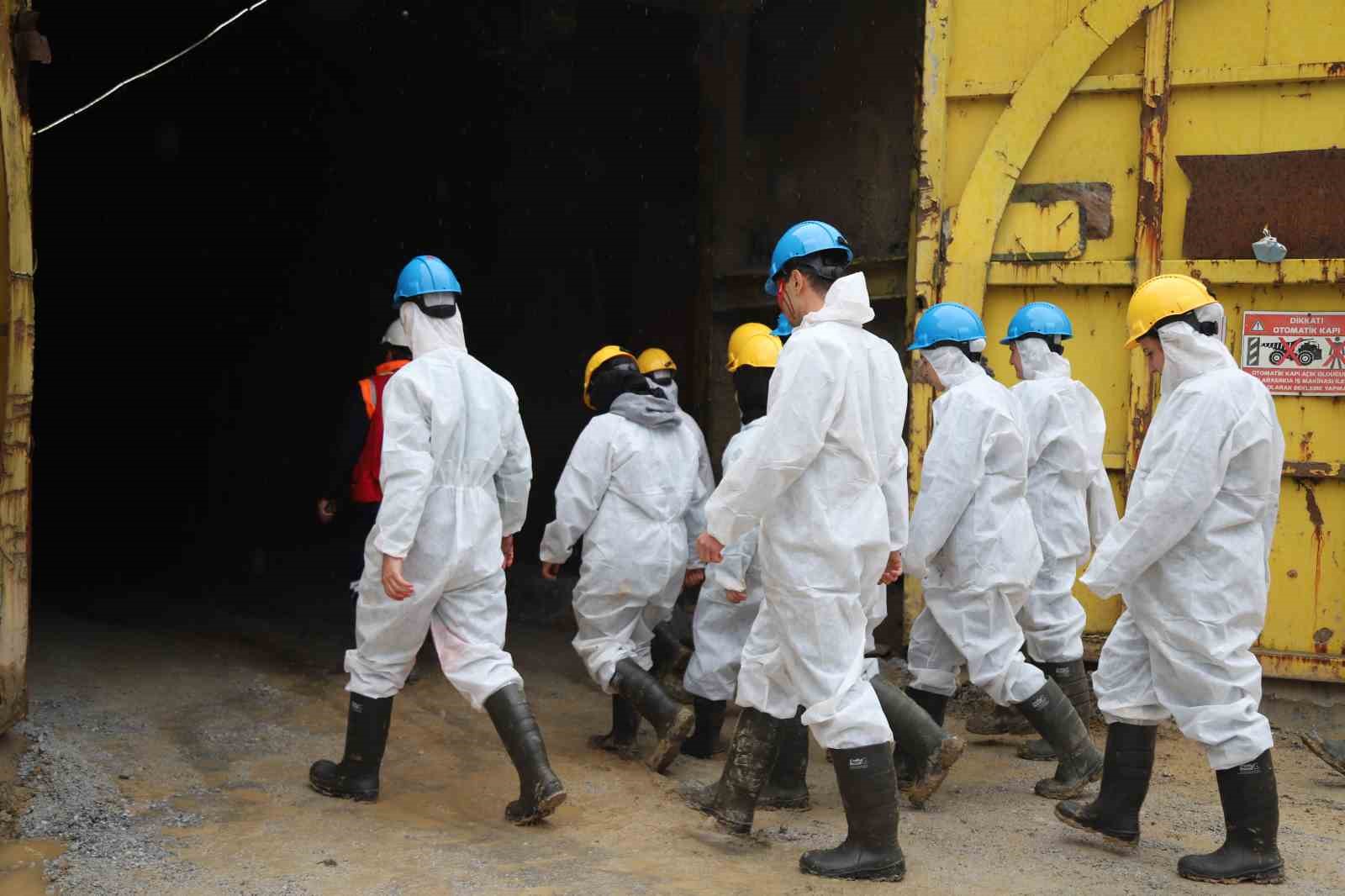 Maden ocağındaki göçük tatbikatı gerçeği aratmadı
Maden ocağındaki göçük tatbikatı gerçeği aratmadı