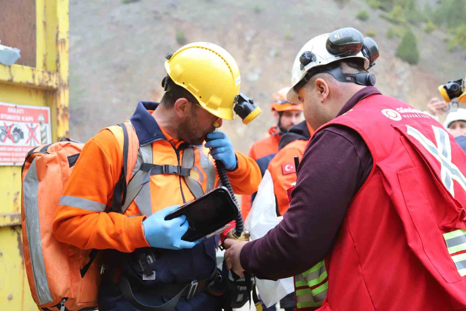 Maden ocağındaki göçük tatbikatı gerçeği aratmadı
Maden ocağındaki göçük tatbikatı gerçeği aratmadı