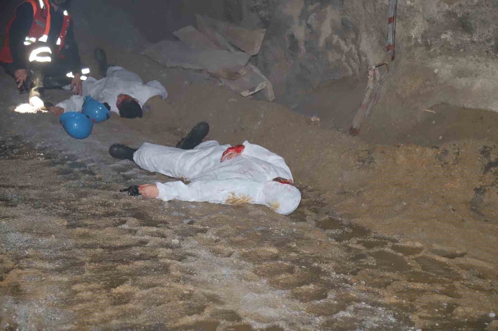 Maden ocağındaki göçük tatbikatı gerçeği aratmadı
Maden ocağındaki göçük tatbikatı gerçeği aratmadı