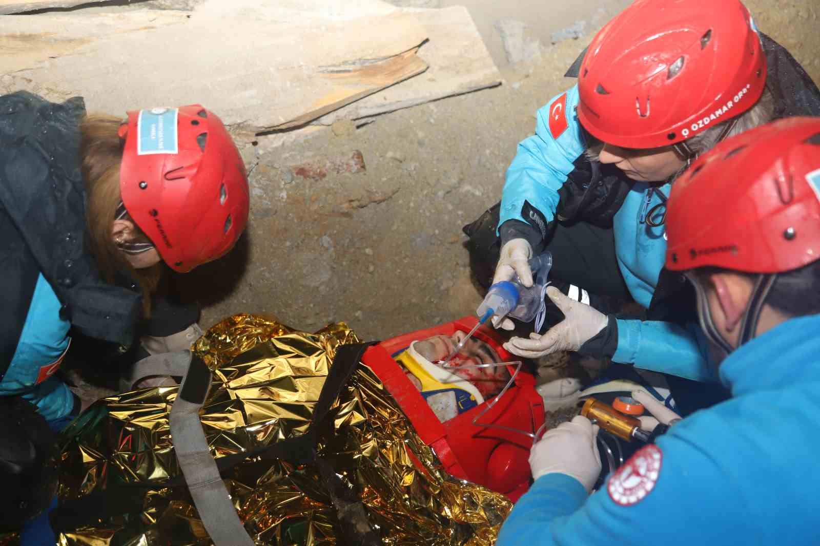 Maden ocağındaki göçük tatbikatı gerçeği aratmadı
Maden ocağındaki göçük tatbikatı gerçeği aratmadı
