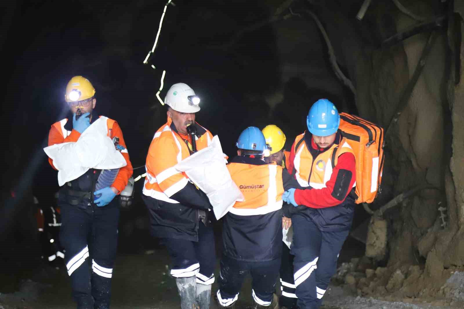 Maden ocağındaki göçük tatbikatı gerçeği aratmadı
Maden ocağındaki göçük tatbikatı gerçeği aratmadı