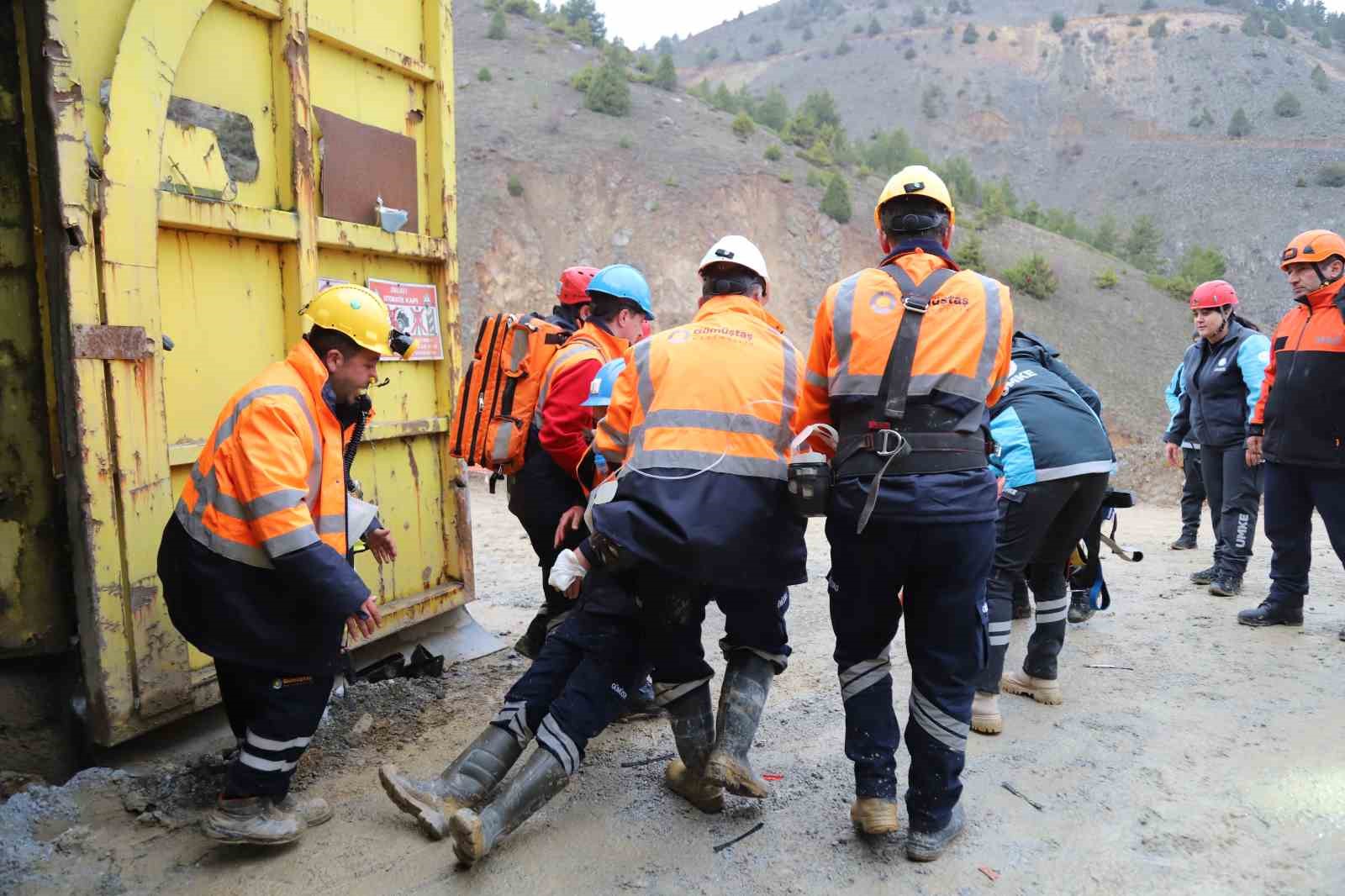 Maden ocağındaki göçük tatbikatı gerçeği aratmadı
Maden ocağındaki göçük tatbikatı gerçeği aratmadı
