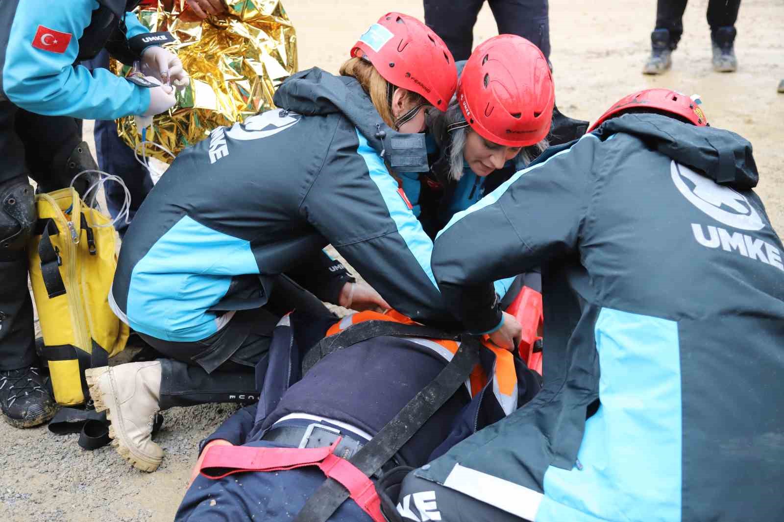 Maden ocağındaki göçük tatbikatı gerçeği aratmadı
Maden ocağındaki göçük tatbikatı gerçeği aratmadı