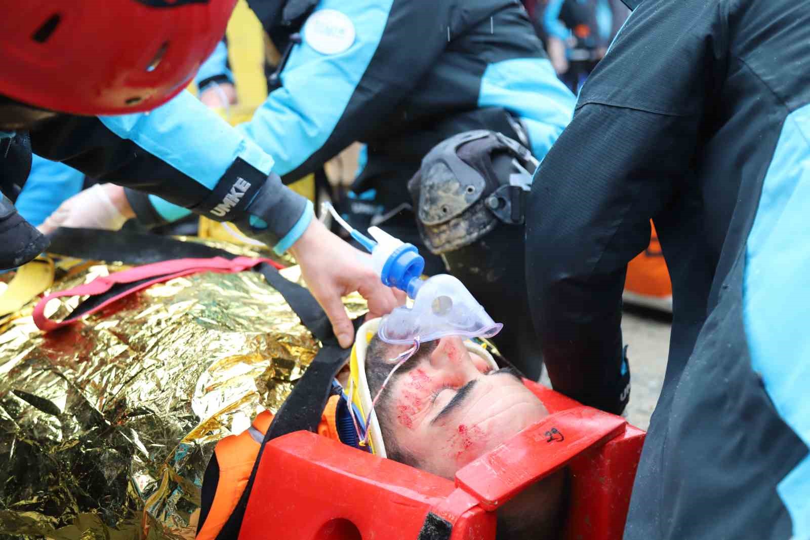 Maden ocağındaki göçük tatbikatı gerçeği aratmadı
Maden ocağındaki göçük tatbikatı gerçeği aratmadı