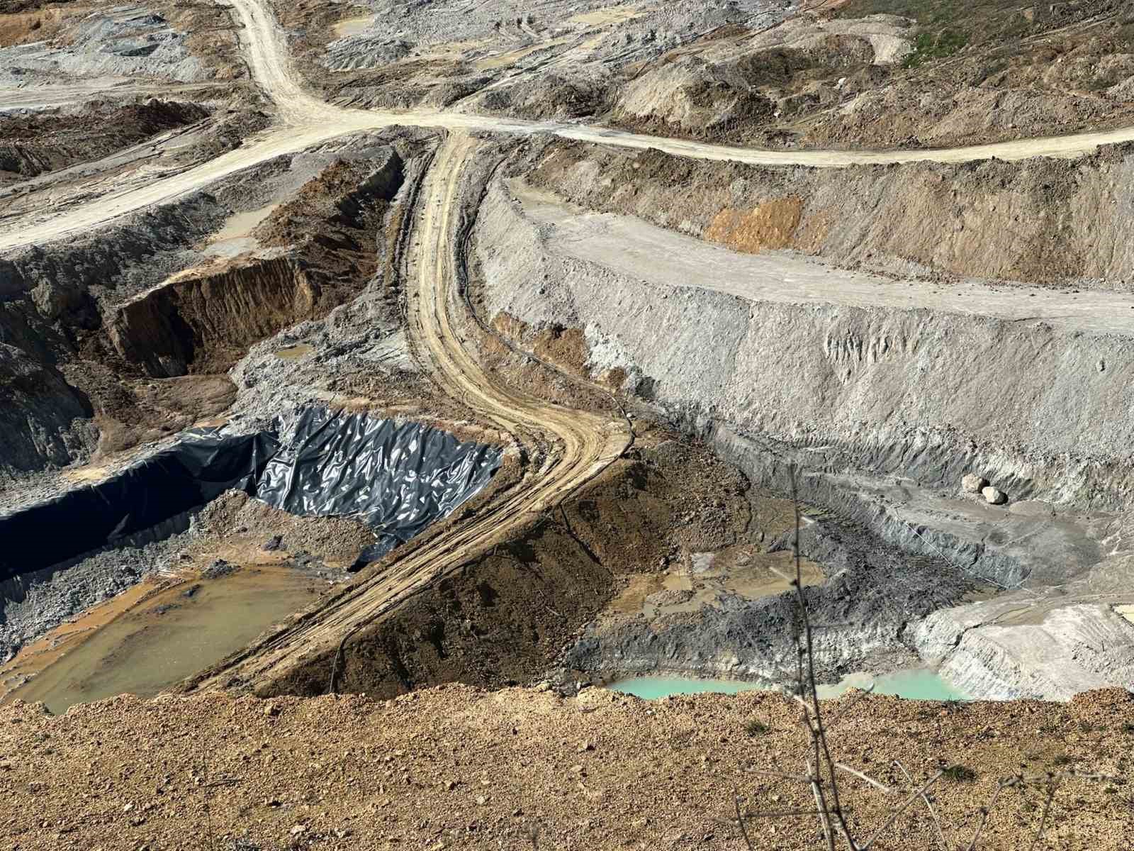 Maden ocağının atıkları suya ve toprağa karışmaya devam ediyor
