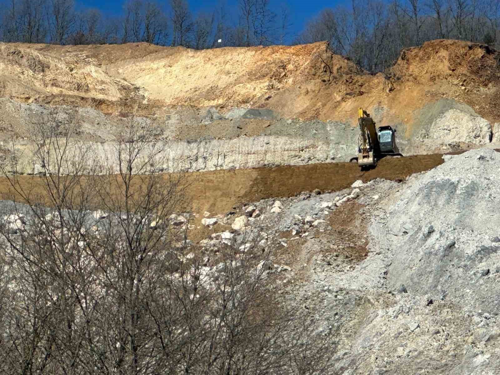 Maden ocağının atıkları suya ve toprağa karışmaya devam ediyor
