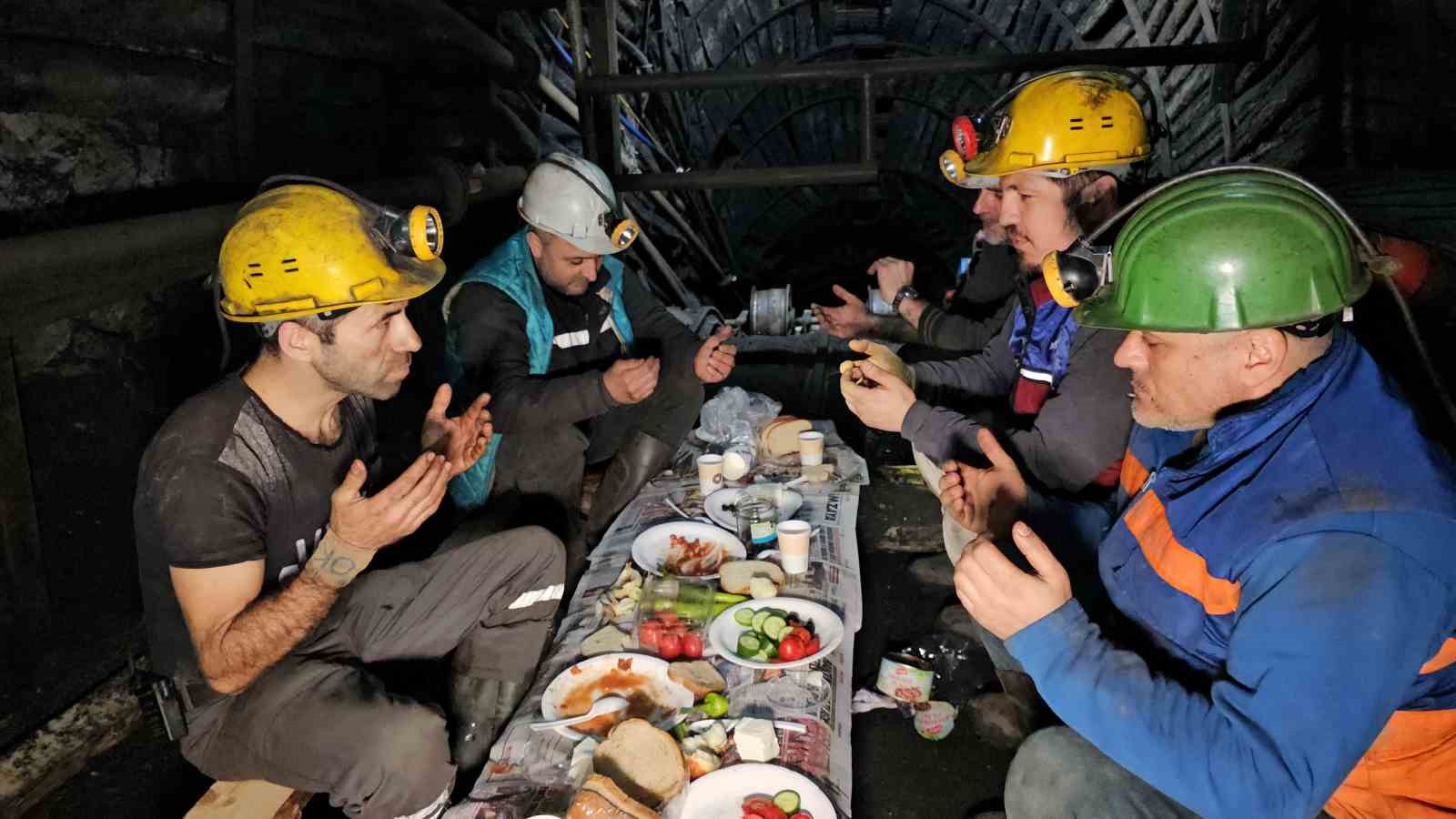 Madencilerin yerin 120 metre altında ilk sahur heyecanı

