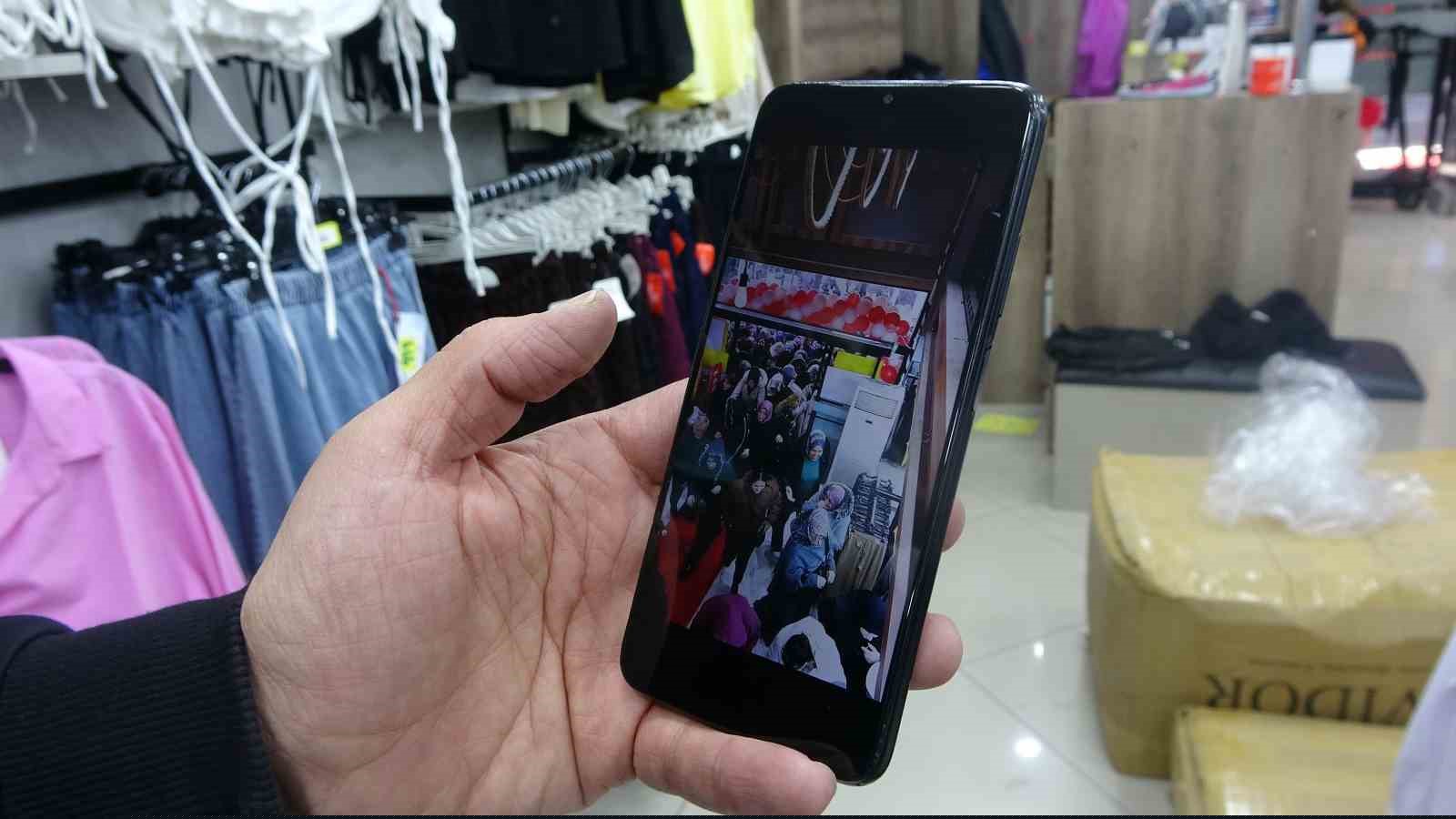 Mağaza açılışında indirim izdihamında birbirini ezdiler
