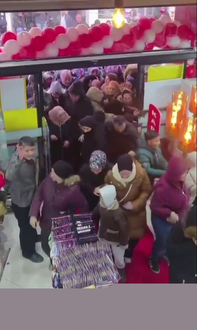 Mağaza açılışında indirim izdihamında birbirini ezdiler

