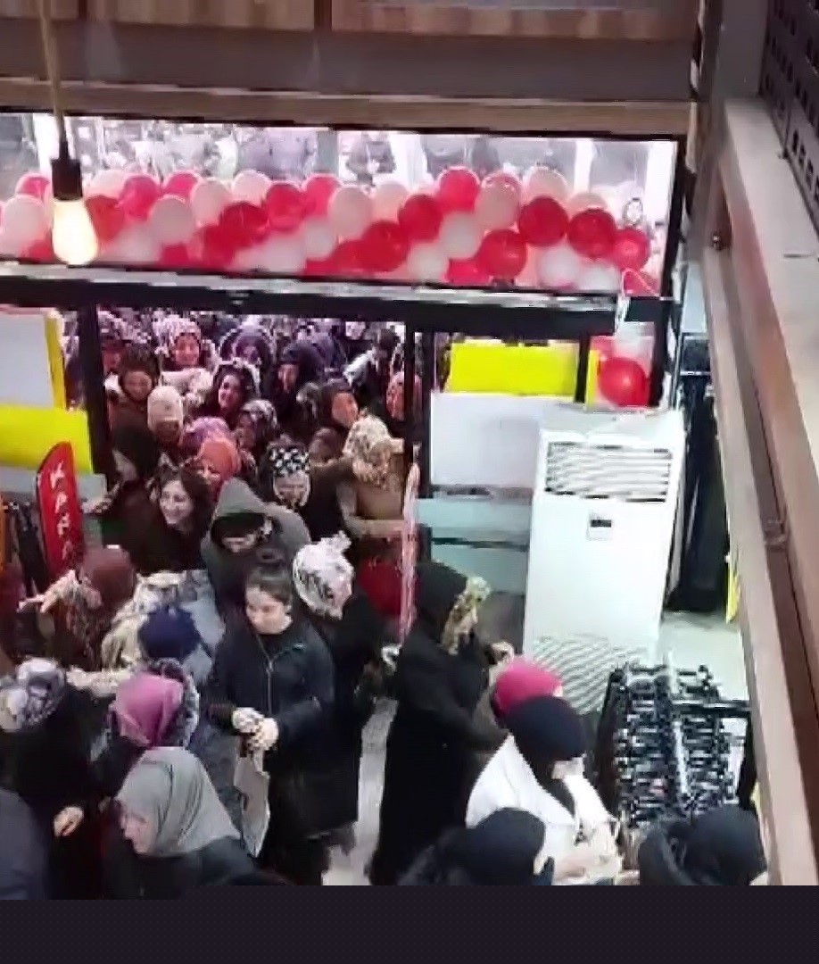 Mağaza açılışında indirim izdihamında birbirini ezdiler
