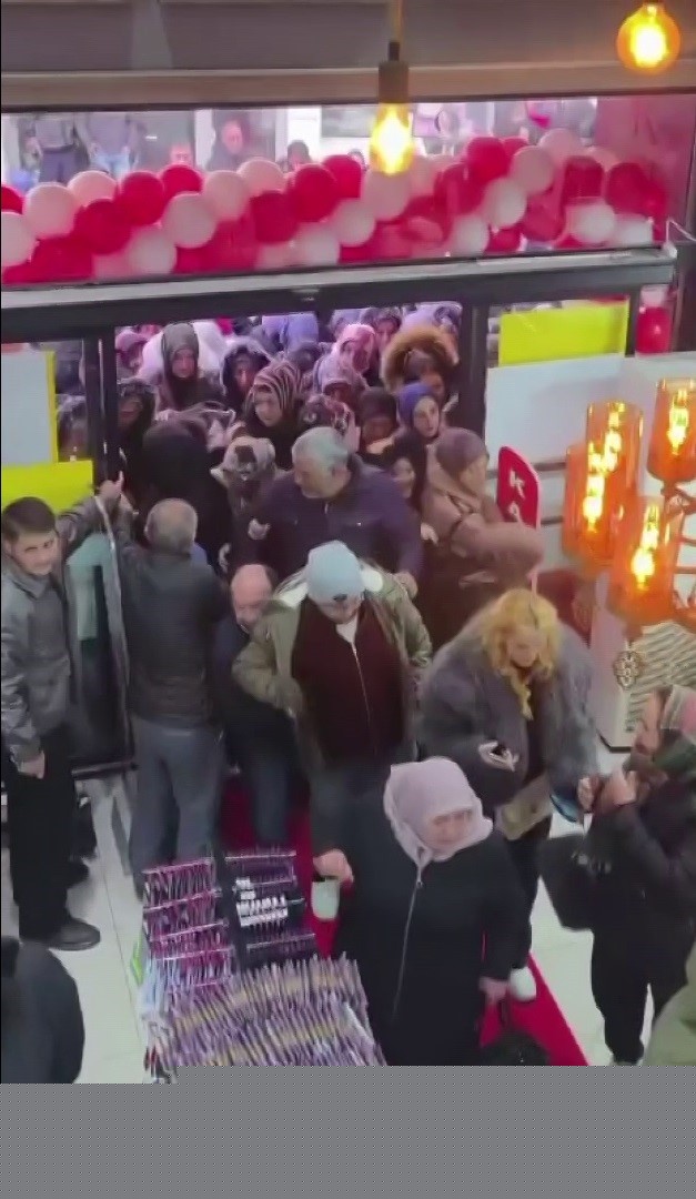 Mağaza açılışında indirim izdihamında birbirini ezdiler
