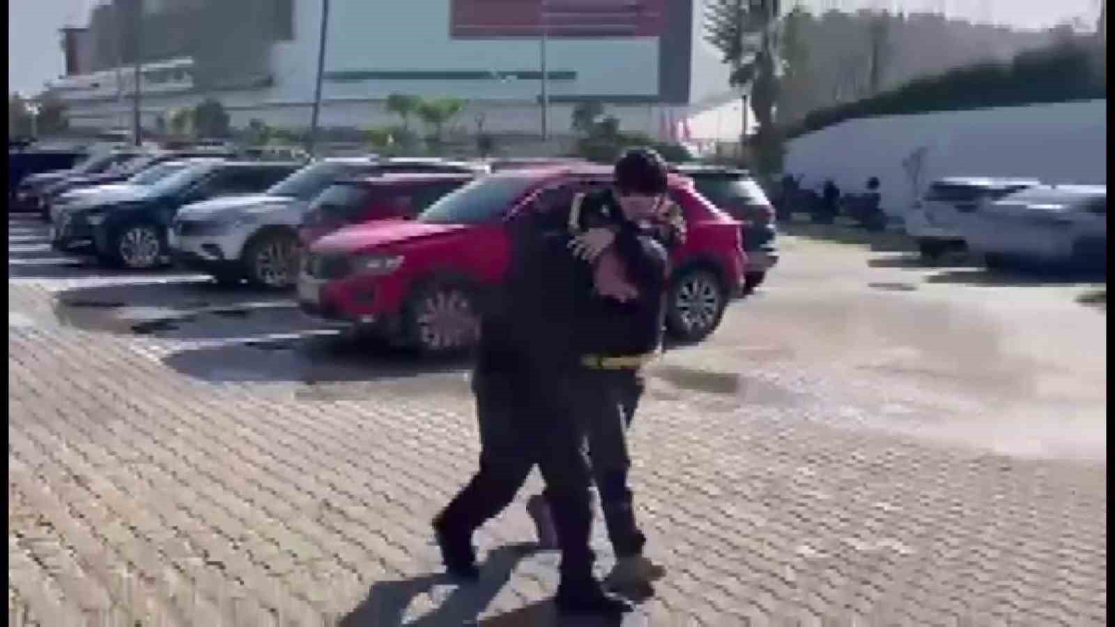 Mağazada alışveriş yaparcasına rahat davranan 118 suç kaydı bulunan şahıs, kabinde alarmları sökerken yakalandı
