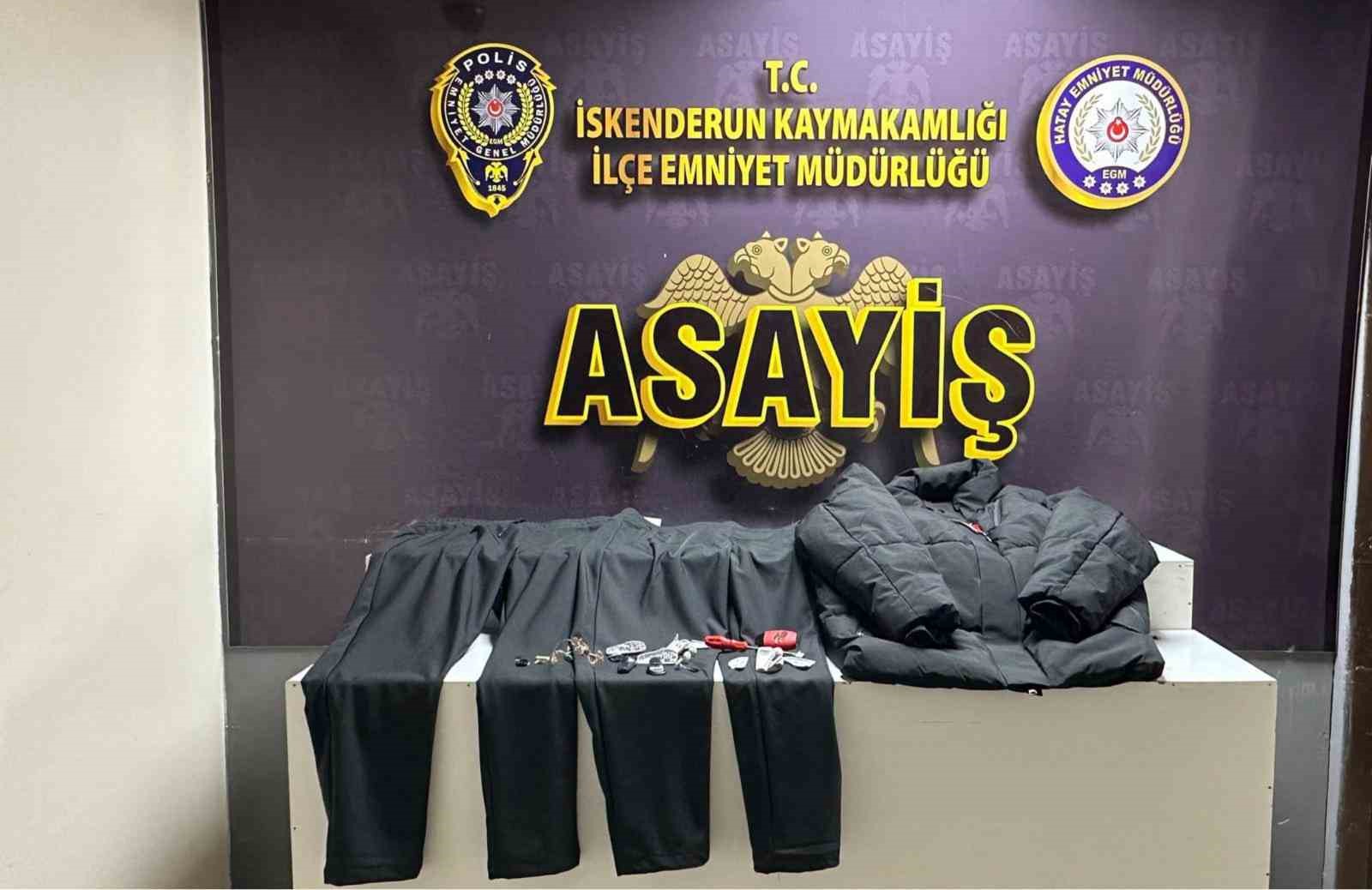 Mağazada ürünlerin alarmlarını tornavida ile sökerken yakalandı
