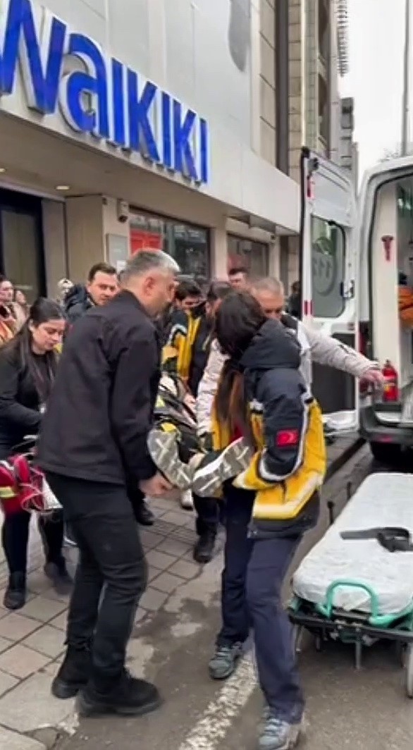 Mağazanın merdivenlerinden düşen kadın hastanelik oldu
