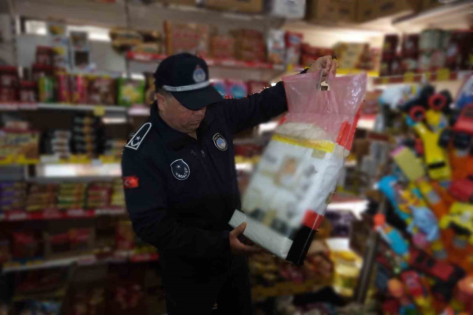 Mahalle bakkalları ve marketlere denetim: Yüzlerce tarihi geçmiş ürün toplandı
