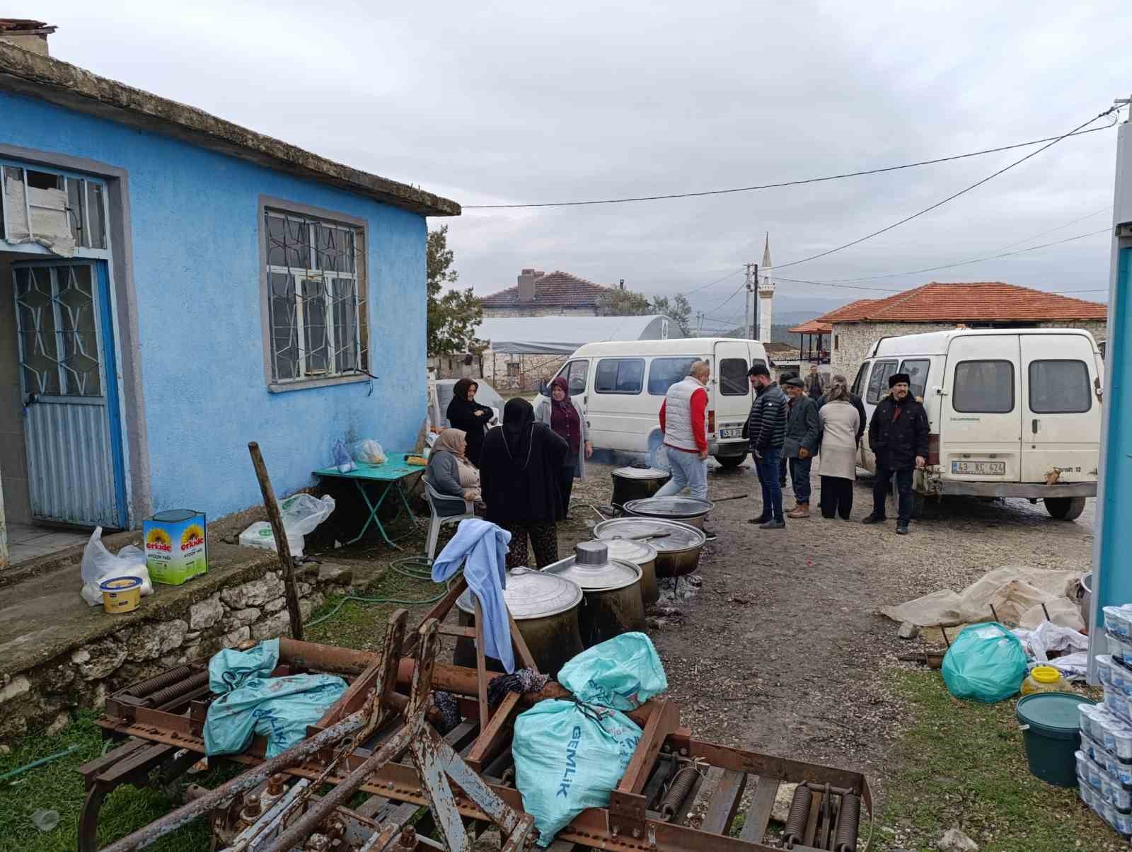 Mahalle halkı düğün ve hayır yemekleri için kapalı alan istiyor
Mahalle halkı düğün ve hayır yemekleri için kapalı alan istiyor