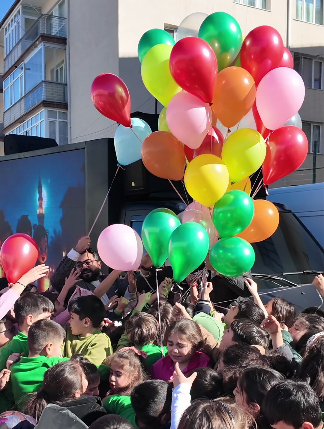 Mahalle muhtarından okullarda Ramazan eğlencesi
