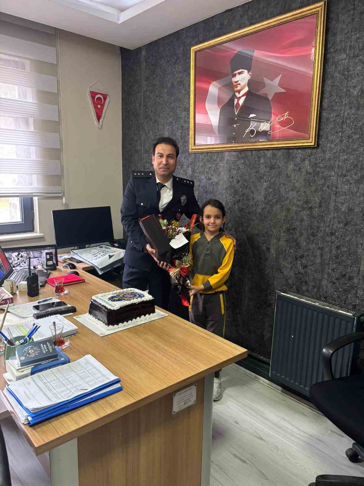 Mahalle sakinlerinden polislere sürpriz kutlama
