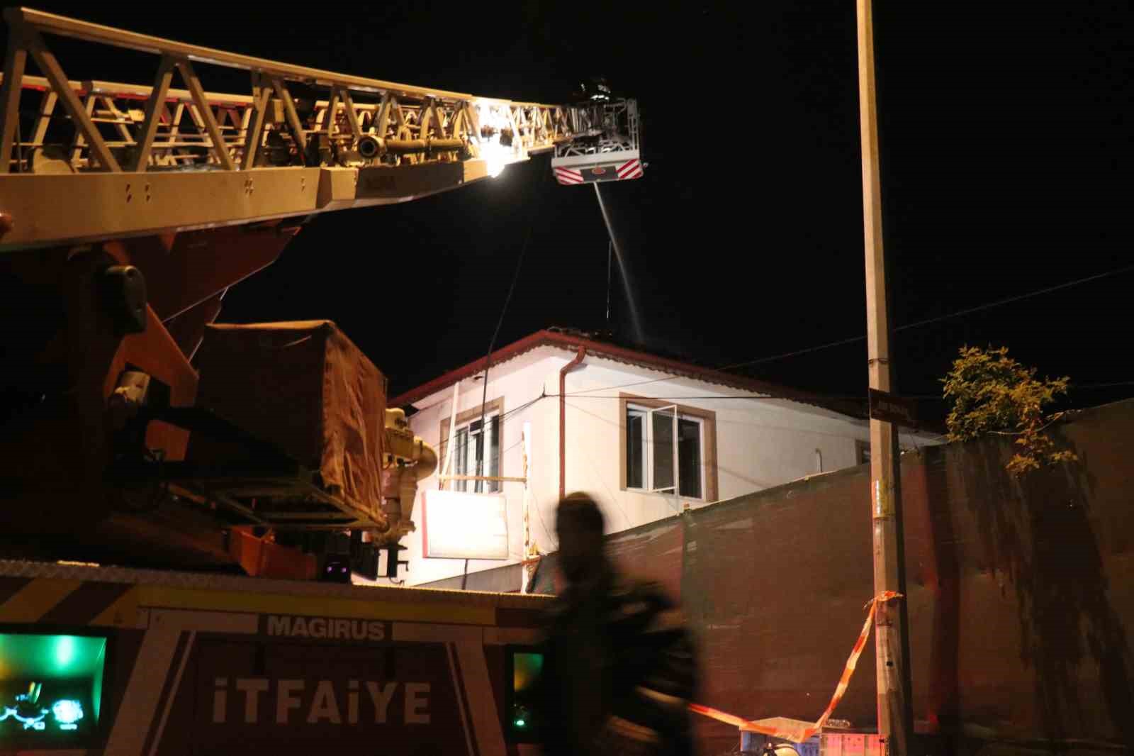 ⁠Mahalle yanarken onlar derbiyi izledi
